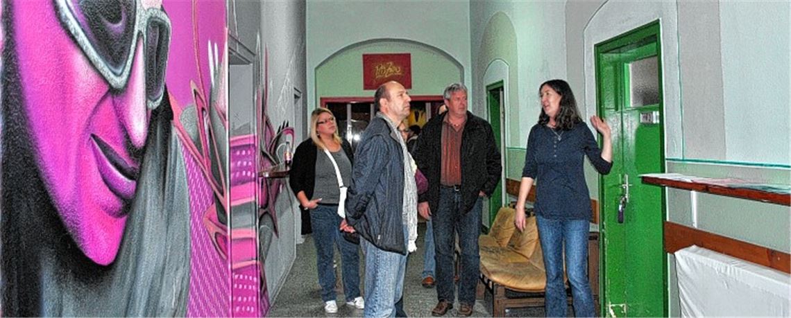 Rundgang im neuen ProZwo: Die Teilnehmer der Mitgliederversammlung zeigen sich beeindruckt. Foto: Stahlfeld