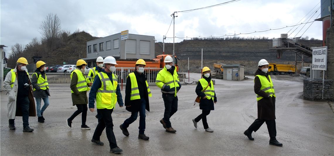 Rundgang mit Schutzhelm und Schutzmaske: Vertreter der Grünen aus Landes- und Kreispolitik machen sich ein Bild vom Rohstoffabbau im Steinbruch in Illingen.Stahlfeld