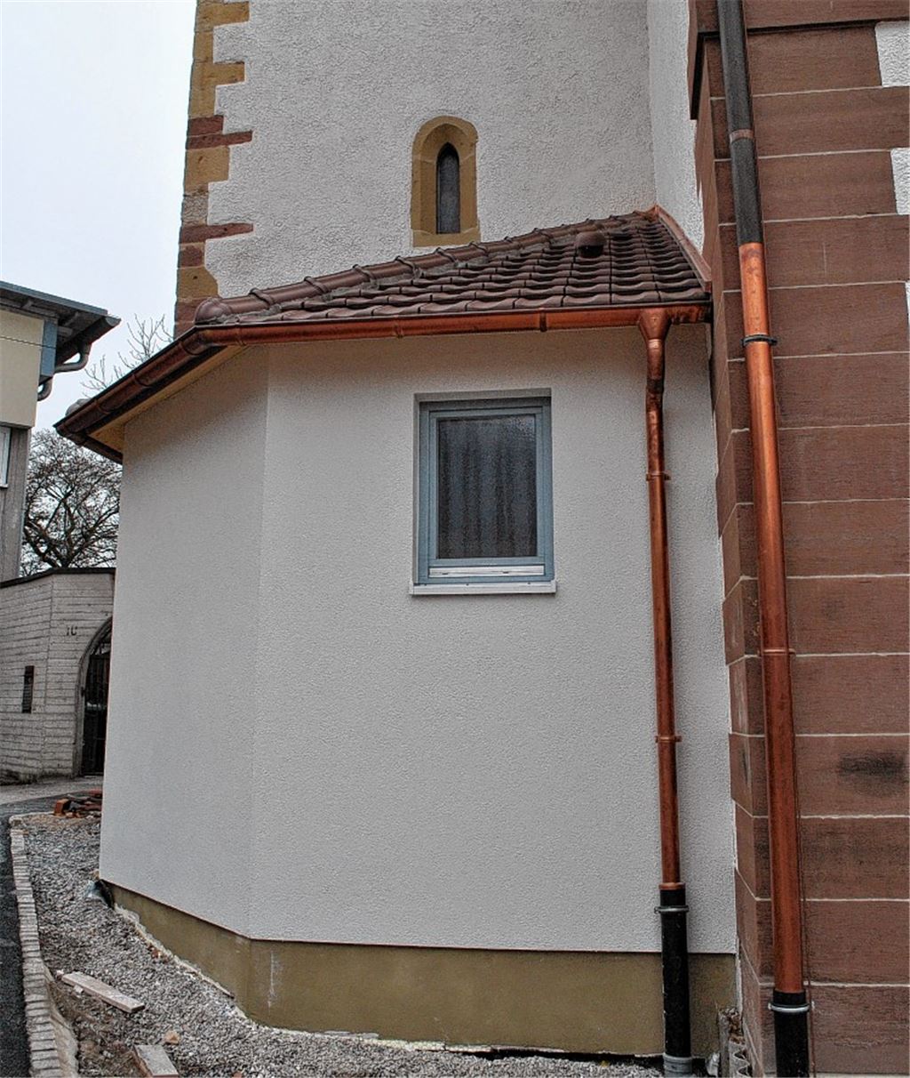 Rundum erneuerte Kirche mit Extras wie einem Anbau für ein WC (li.). Restauratorin Viola Lang aus Ulm arbeitet am Altarbild, das Rudolf Yelin gestaltete, der von 1957 bis 1959 Rektor der Stuttgarter Kunstakademie war. Pfarrer Merdes zeigt neue Kabel, die für eine zeitgemäße Elektrik stehen.