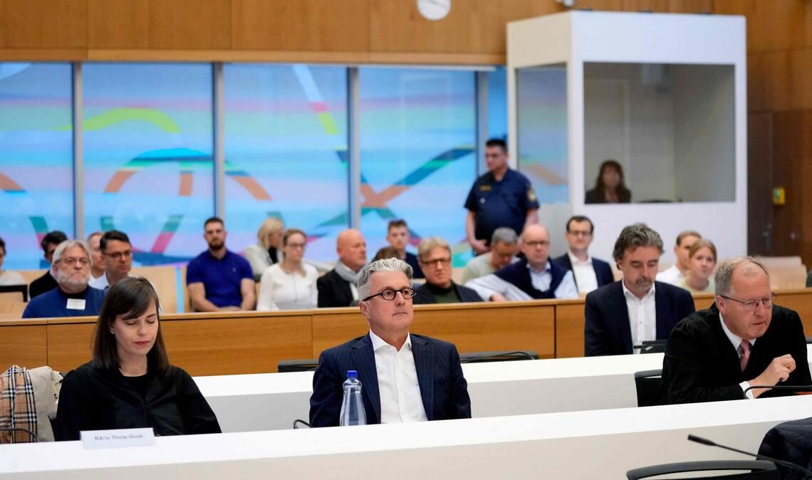 Rupert Stadler  (Mitte) muss sich im Dieselskandal vor dem Landgericht München verantworten.