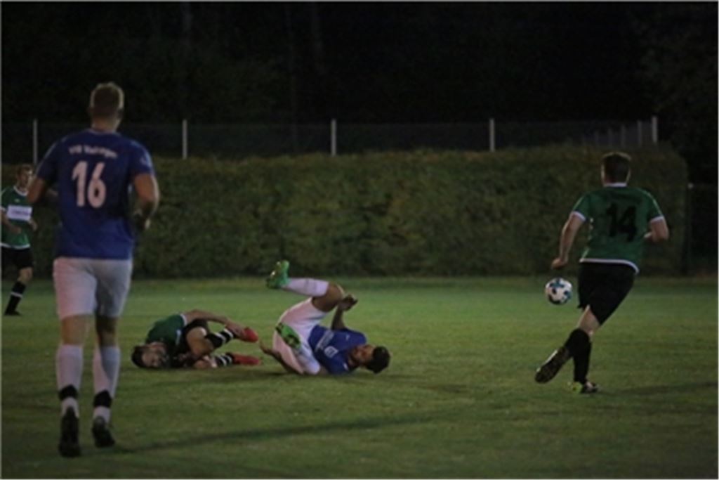 Ruppige Aktion im Spiel des SVS gegen den VfB Vaihingen Mitte September, bei der sich ein Kicker der Sternenfelser wehgetan hat. Foto: Huber