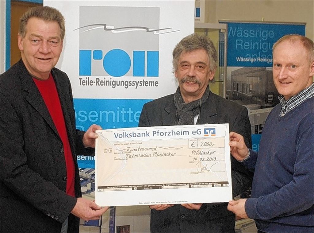 Russell Whitley (li.) und Frank Becker (re.) von der Firmal Roll überreichen Ulf van Luijk eine 2000-Euro-Spende für den Tafelladen. Foto: Fotomoment