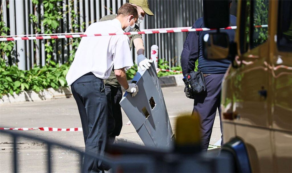 Russische Ermittler sammeln in Moskau  Teile einer Drohne ein