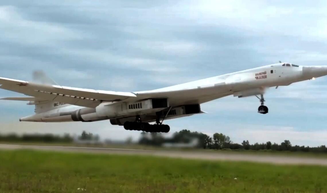 Russische Langstreckenbomber fliegen nach ukrainischen Angaben zu ihren Einsatzgebieten. (Archivbild)