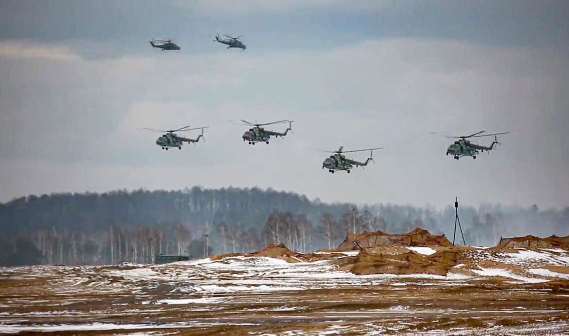 Russische Militärhubschrauber bei einer Militärübung in Belarus.