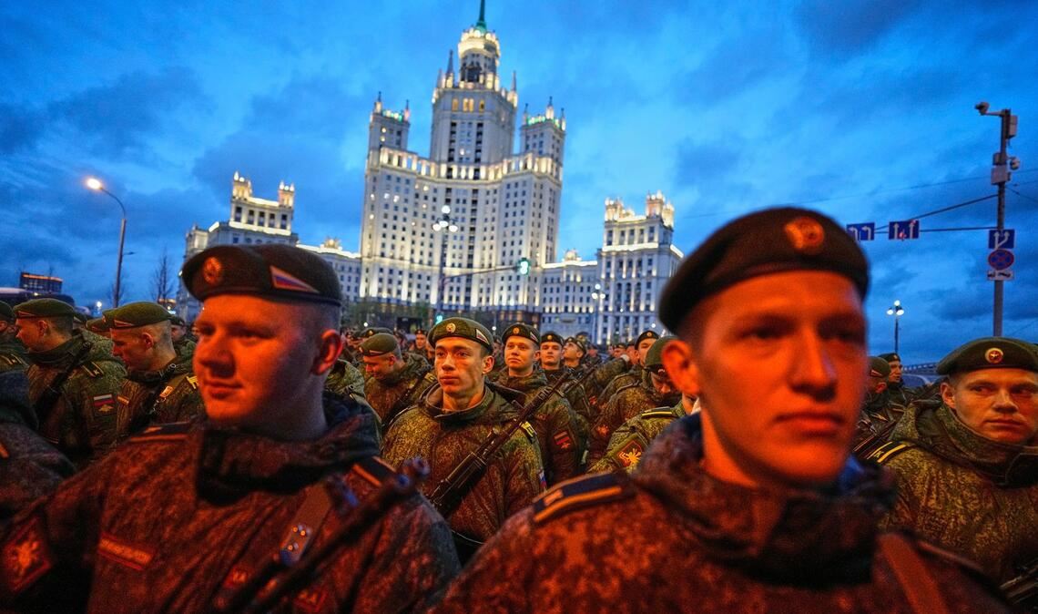 Russische Soldaten bereiten sich in Moskau auf eine Probe der Militärparade zum Tag des Sieges vor.