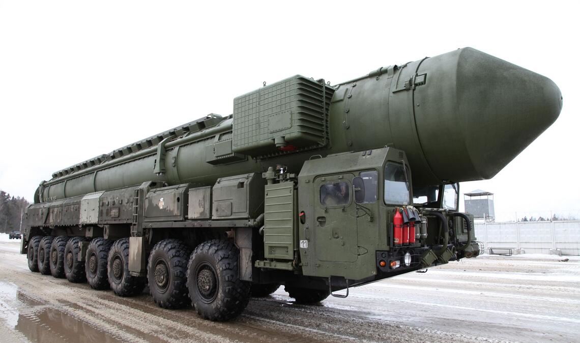 Russland: 5889 atomare Sprengköpfe, davon einsetzbar: 4215, davon in Reserve: 1674. Atomrakete Topol-M (RS-12M2 auf MZKT-79221