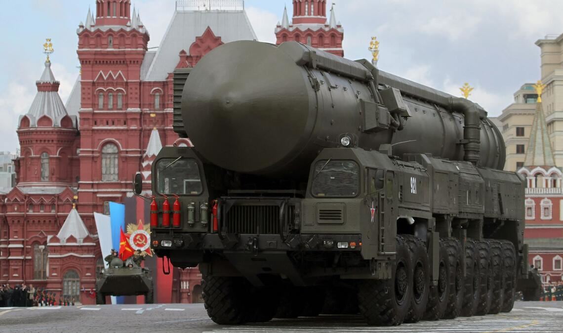 Russland zeigt in Sachen Atomwaffen die Muskeln: Hier rollt eine strategische Atomrakete vom Typ Topol-M bei einer Militärparade durch Moskau. (Archivbild)