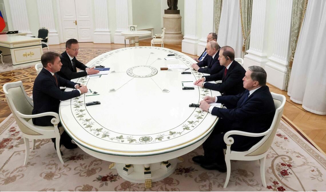 Russlands Präsident Putin trifft Ungarns Außenminister Péter Szijjártó, um über Energiefragen zu sprechen. Kurz danach gibt der Kreml-Herrscher ein Interview, in dem er über den Stopp der LNG-Lieferungen nach Europa nachdenkt.