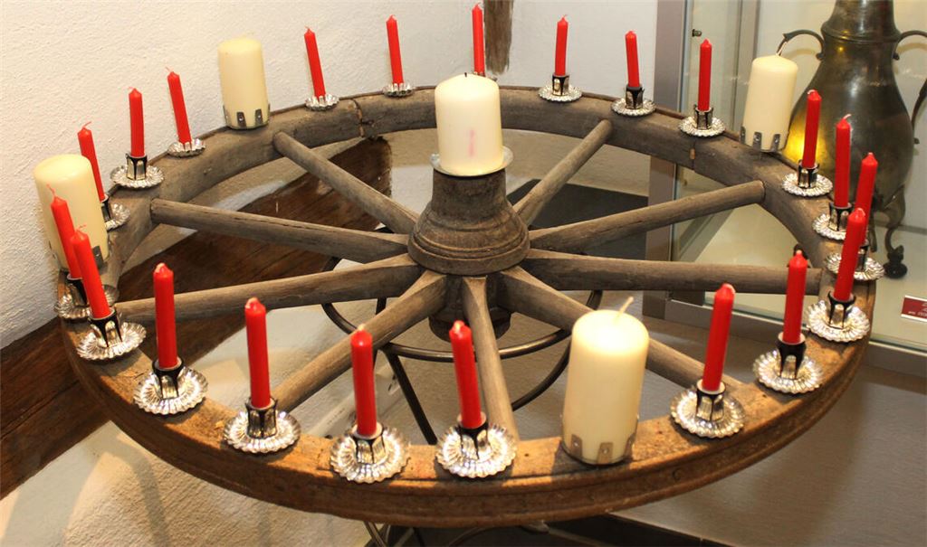 Rustikale Ausführung: Einen Adventskranz auf einem Wagenrad hat die Referentin Theresia Krknjak zu ihrem Vortrag im Kaffeemühlenmuseum in Wiernsheim mitgebracht. Fotos: Prokoph