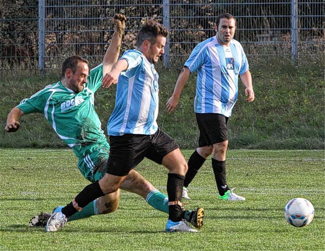 Rustikale Spielweise von beiden Seiten. SV Iptingen (in Grün) und SV Illingen gehen nicht zimperlich miteinander um. Foto: Eigner