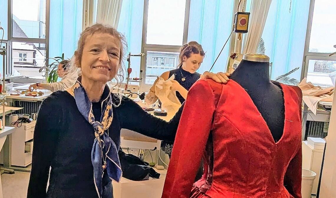 Ruth Hauser, Chefin der Damenschneiderei