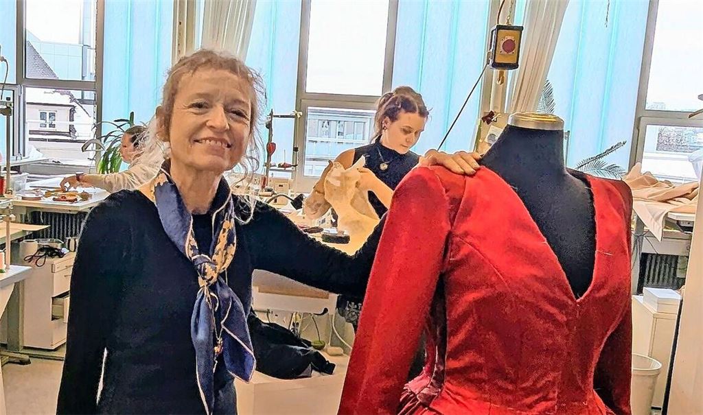 Ruth Hauser, Chefin der Damenschneiderei