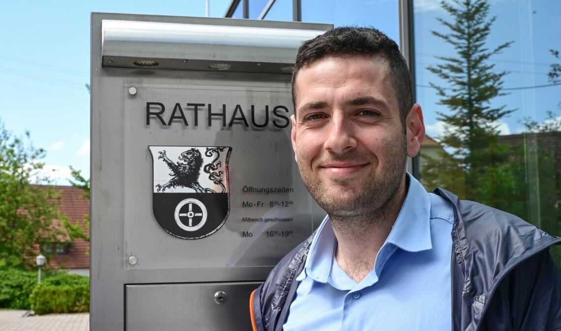 Ryyan Alshebl vor dem Rathaus in Ostelsheim (Kreis Calw), wo der Deutsch-Syrer seit 2023 Bürgermeister ist.