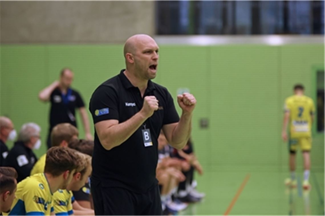 SG-Coach Alexander Lipps darf im Spiel gegen die HG Oftersheim/Schwetzingen einen Sieg seiner Mannschaft bejubeln. Foto: Müller