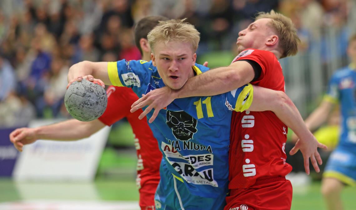 SG-Spieler Jona Mauch wird am Hals gefoult und bekommt dafür einen Siebenmeter. Foto: Jürgen Müller