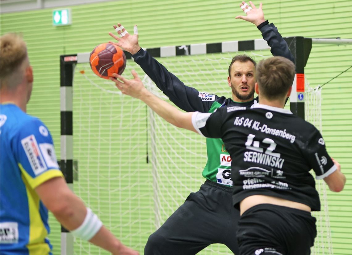 SG-Torwart Bastian Rutschmann hält gegen Dansenberg stark. Foto: Müller