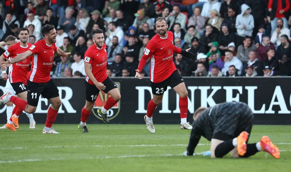 SGV-Keeper Benedikt Grawe am Boden – Großaspach bejubelt das 1:0.
