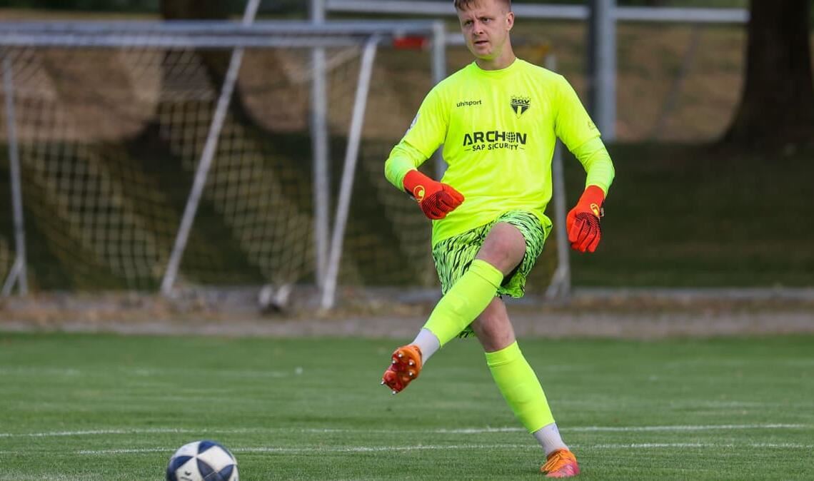 SGV-Torwart Benedikt Grawe parierte einen Elfmeter und verhinderte den 1:1-Ausgleich – am Ende setzte sich Regionalligist SGV Heilbronn-Freiberg&nbsp; beim Oberligisten Normannia Gmünd im WFV-Pokal-Achtelfinale mit 2:0 durch.