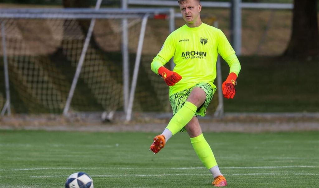 SGV-Torwart Benedikt Grawe parierte einen Elfmeter und verhinderte den 1:1-Ausgleich – am Ende setzte sich Regionalligist SGV Heilbronn-Freiberg&nbsp; beim Oberligisten Normannia Gmünd im WFV-Pokal-Achtelfinale mit 2:0 durch.