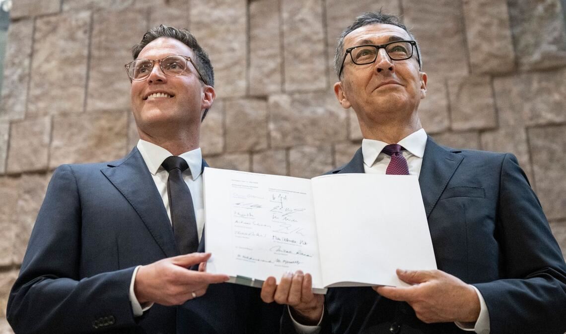 SManuel Hagel (CDU) und der designierte Ministerpräsident Cem Özdemir (Bündnis 90/Die Grünen) unterzeichnen den Koalitionsvertrag.