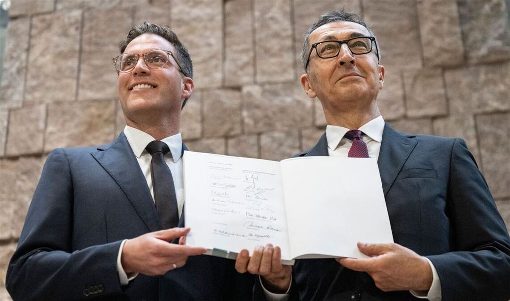SManuel Hagel (CDU) und der designierte Ministerpräsident Cem Özdemir (Bündnis 90/Die Grünen) unterzeichnen den Koalitionsvertrag.