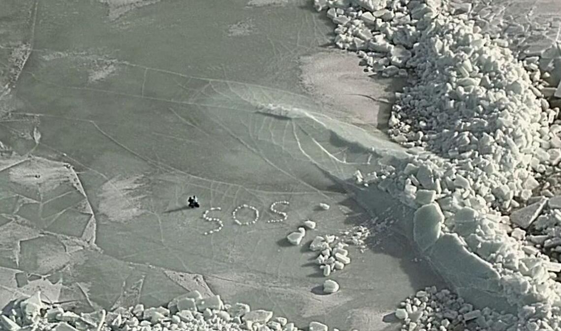 SOS auf dem Eis: Nach dem Einbruch ihres Zeltes ins Eis retten sich zwei Camper mit Mühe und werden nach fünf Stunden per Hubschrauber geborgen.