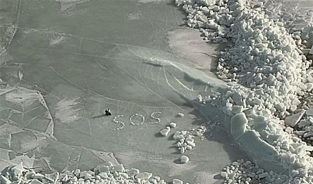 SOS auf dem Eis: Nach dem Einbruch ihres Zeltes ins Eis retten sich zwei Camper mit Mühe und werden nach fünf Stunden per Hubschrauber geborgen.