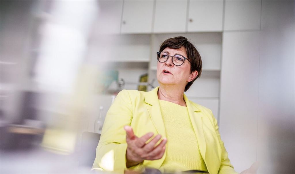 SPD-Chefin Saskia Esken äußert sich zurückhaltend zu einer deutschen Beteiligung an der Kampfjet-Allianz.