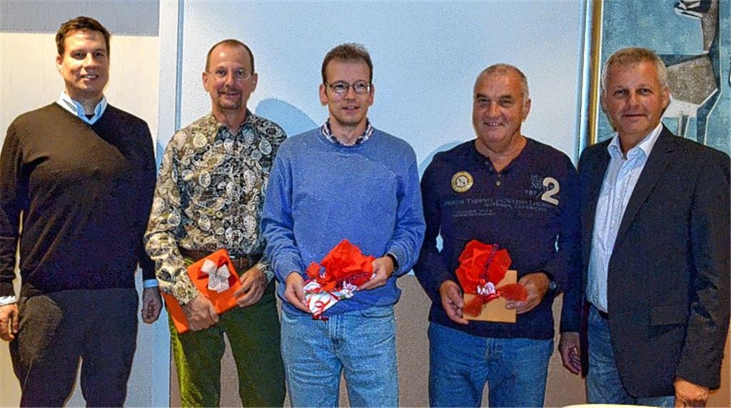 SPD-Fraktionschef Thomas Knapp (re.) und SPD-Ortsvereins-Vorsitzender Philipp Ziegler (v.li.) ehren Peter Marx, Oliver Vieback und Alfred Kohler für deren Einsatz im Gemeinderat.