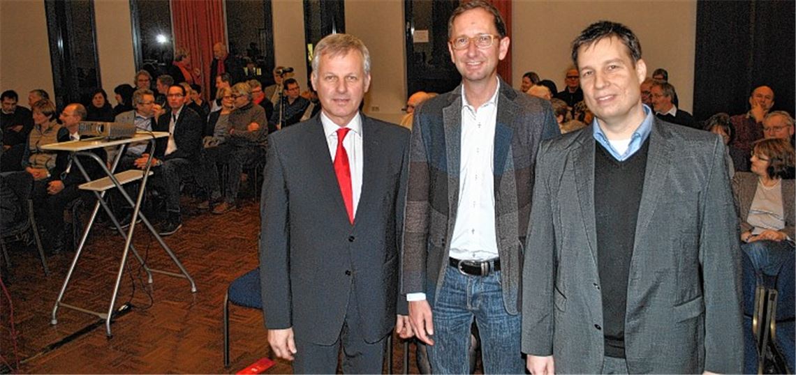 SPD-Fraktionsvorsitzender Thomas Knapp (li.) und Ortsvereins-Vorsitzender Philipp Ziegler (re.) mit dem Referenten Peter Martin Thomas.Foto: Stahlfeld