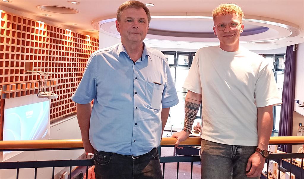 SPD-Fraktionsvorsitzender und Stellvertreter tauschen im Mühlacker Gemeinderat die Rollen: Paul Renner (re.) übernimmt den Staffelstab von Jürgen Metzger. Foto: Deeg