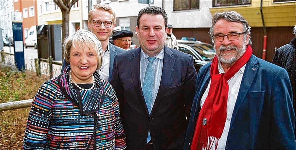 SPD-Gruppenbild mit Dame (v.li.): Katja Mast, Bundestagsabgeordnete für Pforzheim und den Enzkreis, Paul Renner, Vorsitzender des SPD-Kreisverbands Enzkreis, Hubertus Heil, Bundesminister für Arbeit und Soziales, und Kreisrat Hans Vester. Foto: Harry Rubner