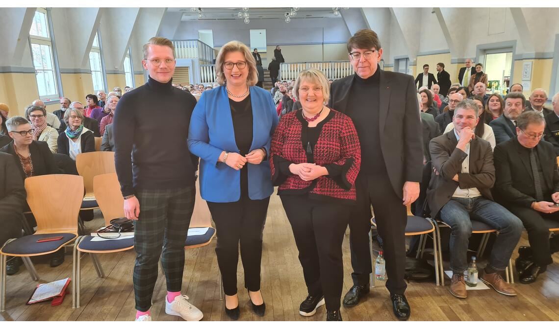 SPD-Kreisvorsitzender Paul Renner (v.li.), Ministerpräsidentin Anke Rehlinger, Katja Mast und Martin Müller (SPD-Kreisbezirk Pforzheim) beim Empfang in Königsbach. Foto: Metzbaur