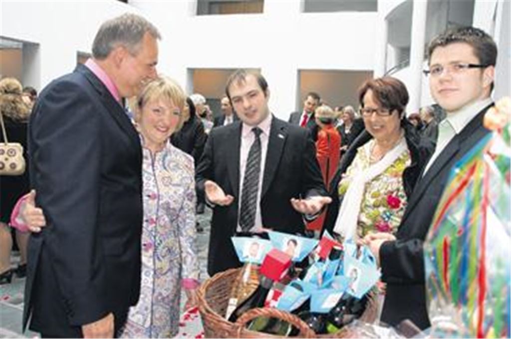 SPD-Kreisvorsitzender Timo Steinhilper, seine Stellvertreterin Uschi Bodemer und Nils Nonnenmacher überreichten dem Brautpaar einen großen Geschenkkorb voller Weinflaschen. Foto: Bettinger