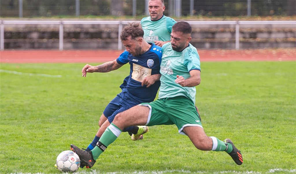 SPG 08 Hellas Mühlacker (in Blau) – hier gegen Öschelbronn am Ball – punktet zuletzt in Ölbronn-Dürrn. Foto: Archiv (vh)