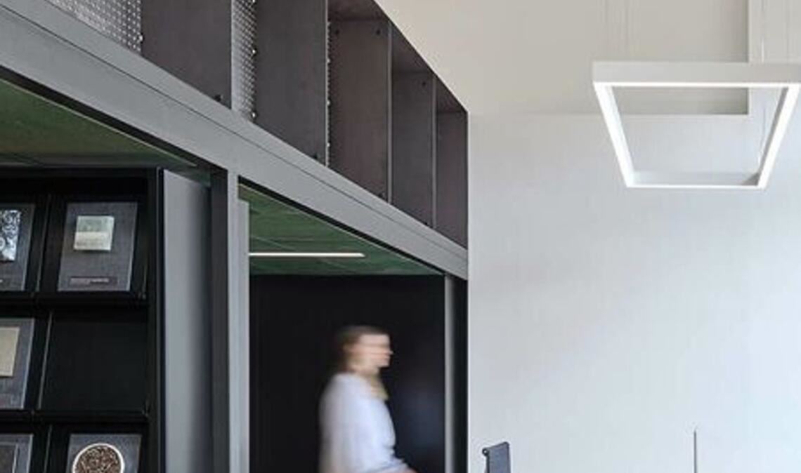 STUDIO-MRA aus Stuttgart erhielten einen Iconic Award für die sortenrein konstruierte Materialbibliothek für das Fachpublikum, für Interessierte und Studierende der Fakultät für Architektur, am KIT in Karlsruhe.