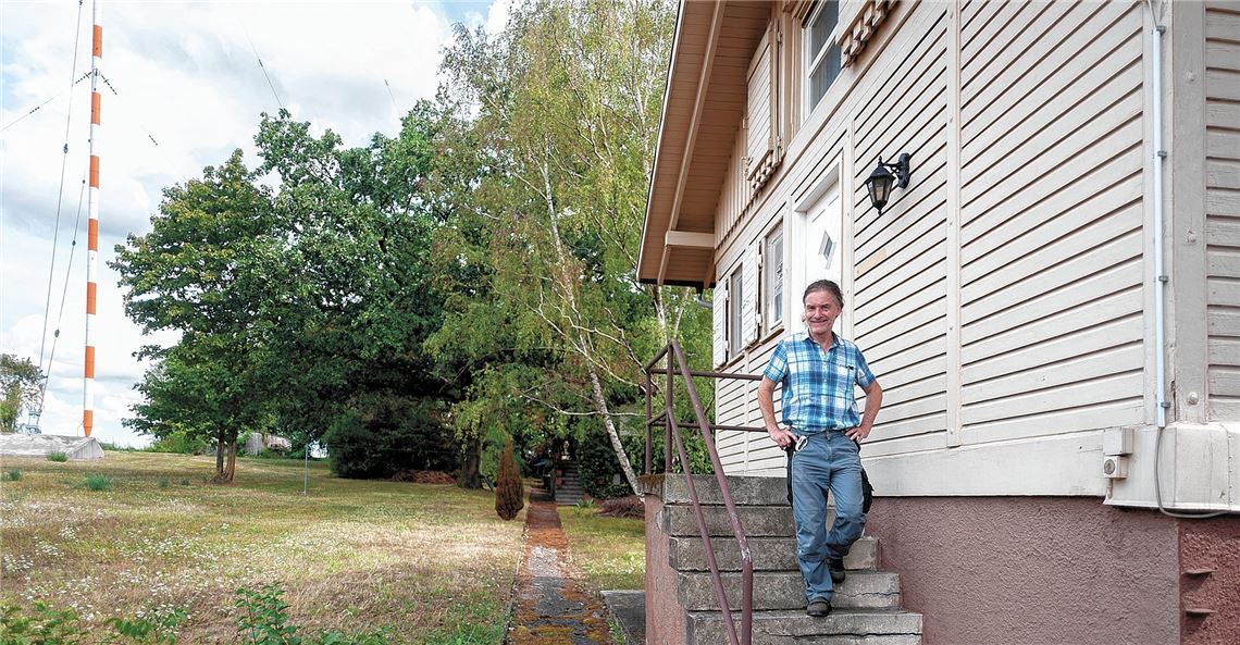 SWR-Mitarbeiter Jürgen Fegert wohnt in einem Häuschen auf dem Senderareal. Zur Gestaltung des Geländes rund um den großen Mast gibt es verschiedene Überlegungen.Foto: Fotomoment