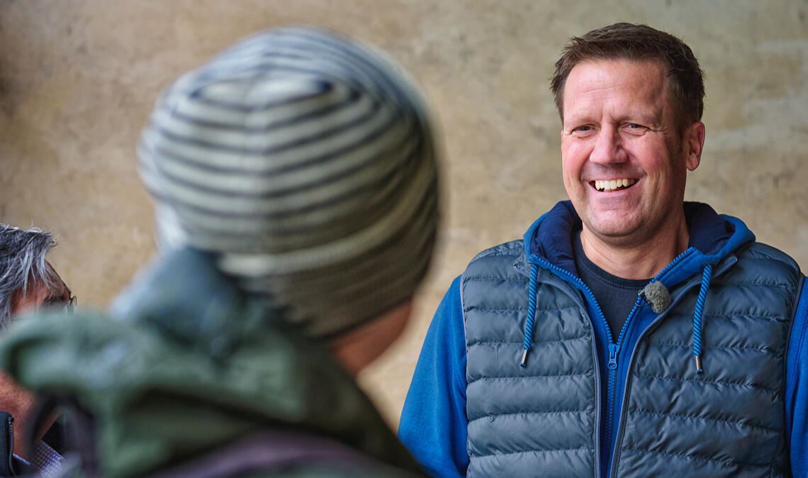 SWR-Moderator Jens Hübschen sucht Quizpartner(innen) in Wiernsheim. Foto: SWR