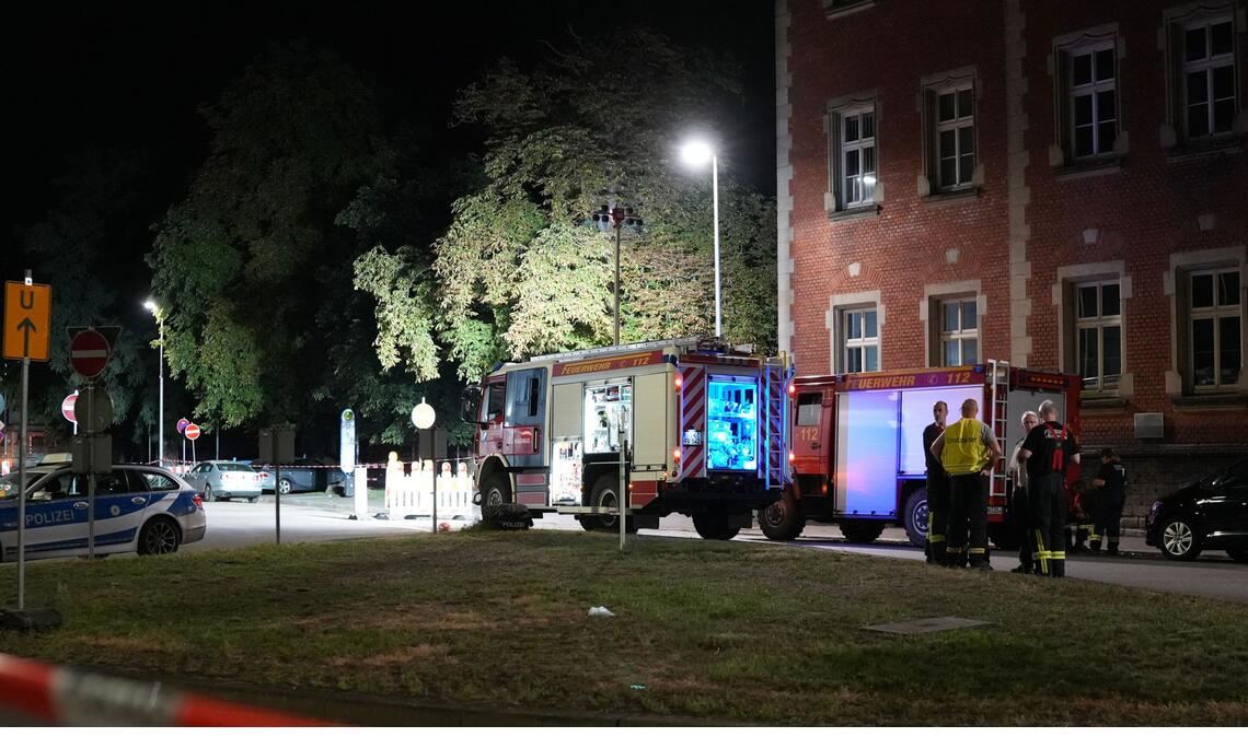 Saarland, Völklingen: Polizei und Feuerwehr sind im Umfeld eines Tatorts im Einsatz.