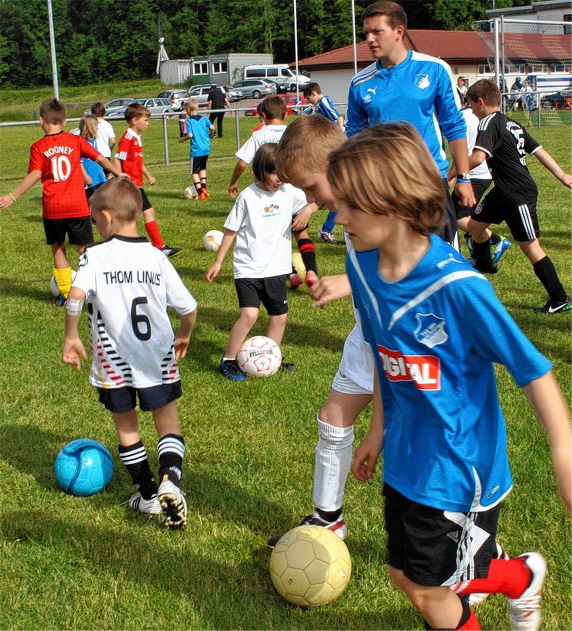 Sabahudin Mislimi von 1899 Hoffenheim behält auch im Gewusel den Überblick.  Foto: Stahlfeld