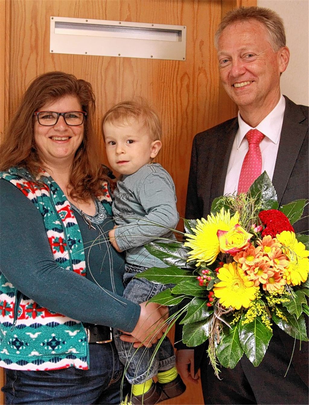 Sabine Diefenbacher und Nils freuen sich über den Strauß von Steffen Kern.