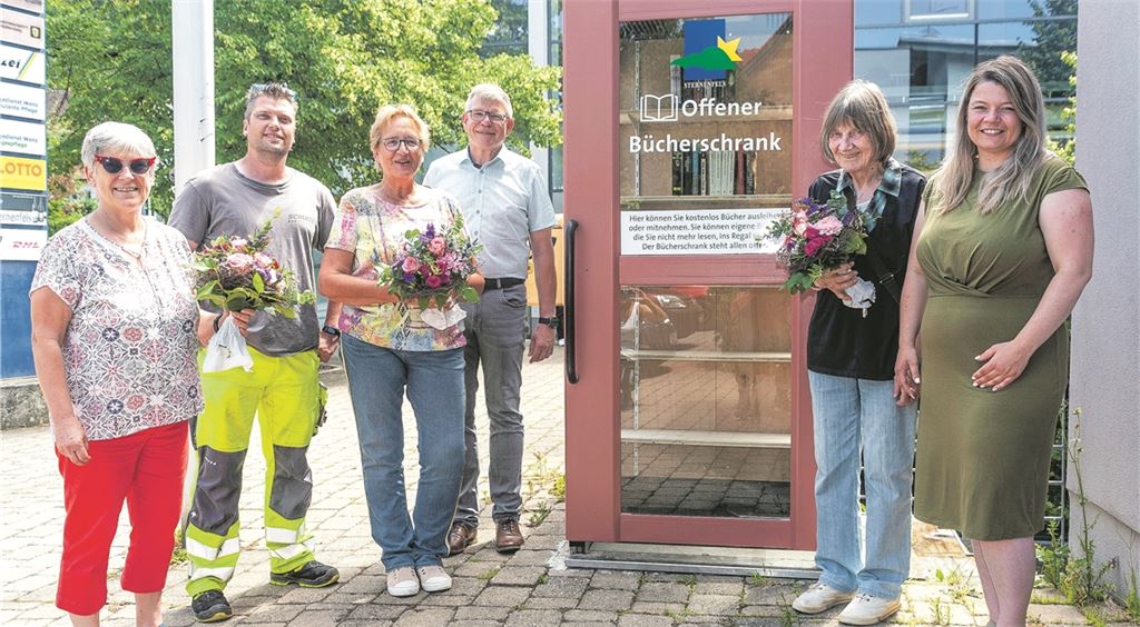 Sabine Feeser, Margarete Stäble, Erdmuthe Winkler und Antonia Walch (vorne, von links) weihen gemeinsam mit Achim Scheytt und Manfred Bohn (rechts) vom Bauhof den Sternenfelser Bücherschrank am Dienstleistungszentrum Komm-In ein. Foto: Fotomoment