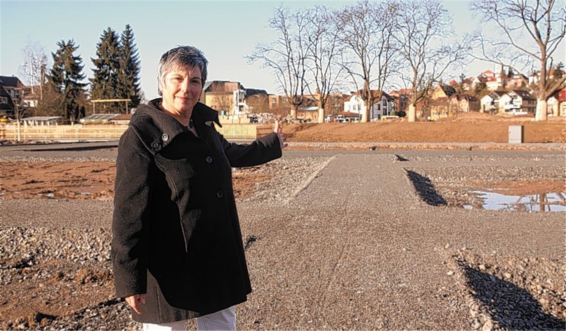 Sabine Klotzbücher zeigt, wie weit die Arbeiten für die Schaugärten gediehen sind.
