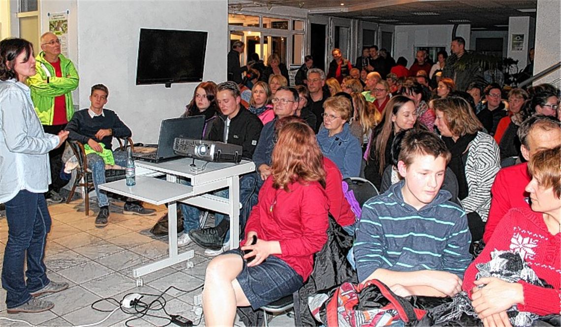 Sabine Liefke-Wilhelm referiert vor rund 110 Interessenten in den Räumen des MT über das Trainingskonzept von Laufend Fit. Anmeldungen sind ab sofort möglich.