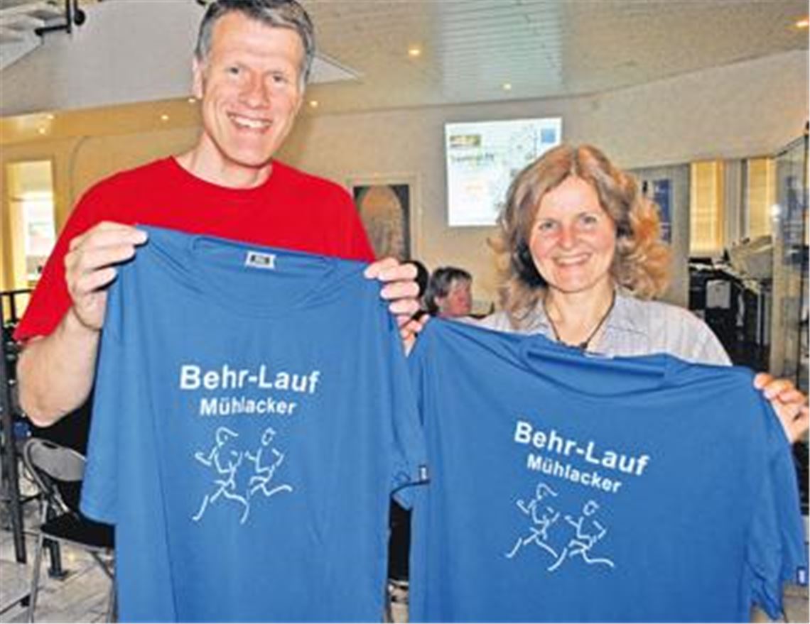 

Sabine Liefke-Wilhelm und Olaf Kaps werden mit den Teilnehmern der Aktion Laufend Fit in blauen Trikots unterwegs sein.
Foto: Stahlfeld