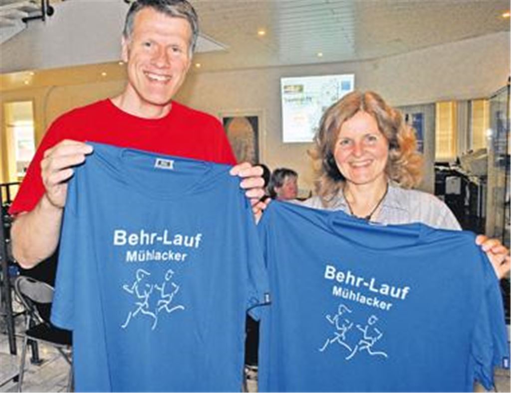 

Sabine Liefke-Wilhelm und Olaf Kaps werden mit den Teilnehmern der Aktion Laufend Fit in blauen Trikots unterwegs sein.
Foto: Stahlfeld