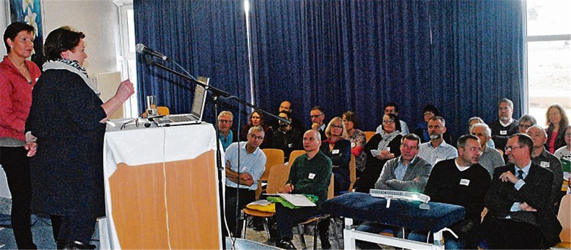 Sabine Rettstatt (am Rednerpult) und Beate Dütsch stellen die Bürgergenossenschaft von Mühlhausen vor. Fotos: Stahlfeld