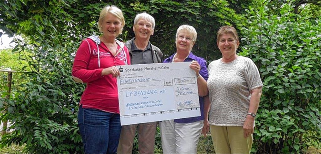 Sabine Schüle und Dr. Udo Beller freuen sich über den Scheck, den Annemarie Scheef und Helga Bähre übergeben (v.li.). Foto: privat
