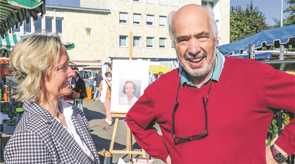 Sabine Zeitler kommt auf dem Pforzheimer Wochenmarkt angeregt ins Gespräch mit ihrem früheren Lehrer Paul Müller, einstiger Schulleiter des Boxberg-Gymnasiums. Foto: Wewoda
